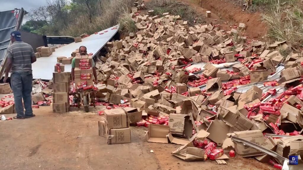 Carreta tomba em Inhapim e carga de biscoitos é saqueada