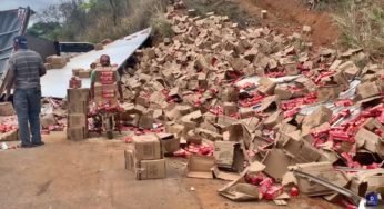 Carreta tomba em Inhapim e carga de biscoitos é saqueada