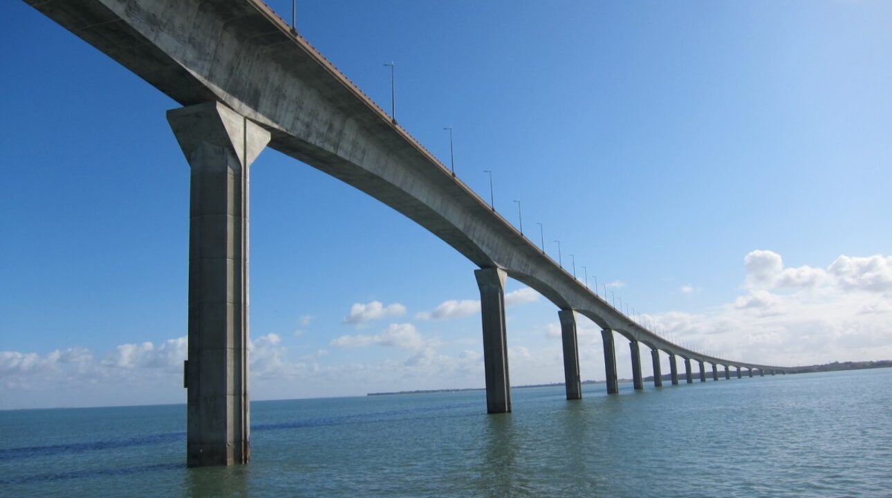 Veja como são feitas as pontes na água