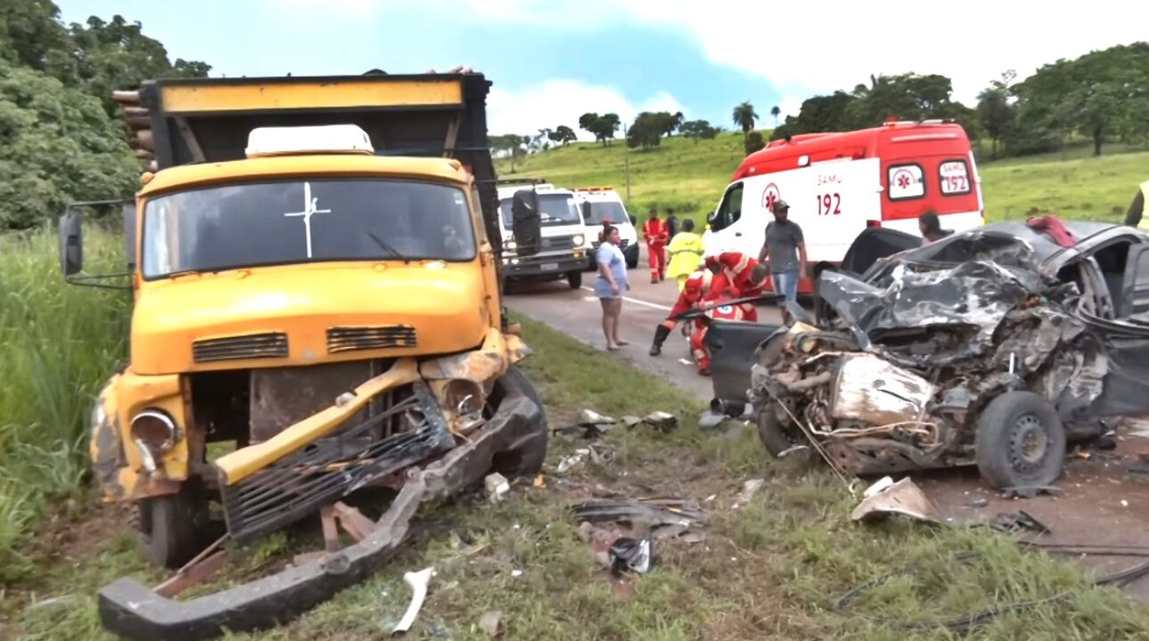 Colisão frontal entre carro e caminhão deixa 3 vítimas em estado grave na MT 130 em Rondonópolis