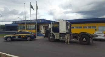 PRF apreende caminhão com motor de ônibus em Minas Gerais.