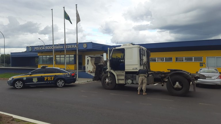 PRF apreende caminhão com motor de ônibus em Minas Gerais.