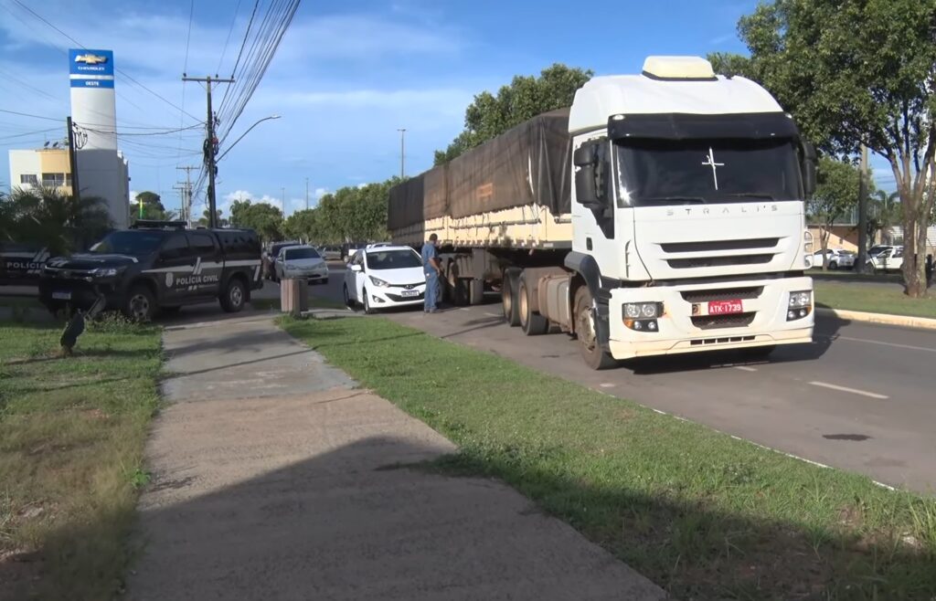 Funcionário de transportadora denúncia caminhão com placa adulterada e caminhoneiro é preso