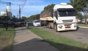 Funcionário de transportadora denúncia caminhão com placa adulterada e caminhoneiro é preso