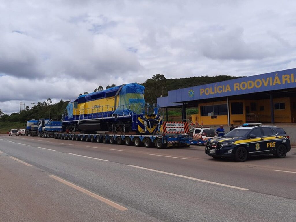 PRF flagra carreta transportando locomotiva e prende após ocasionar 7 km de congestionamento