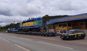 PRF flagra carreta transportando locomotiva e prende após ocasionar 7 km de congestionamento