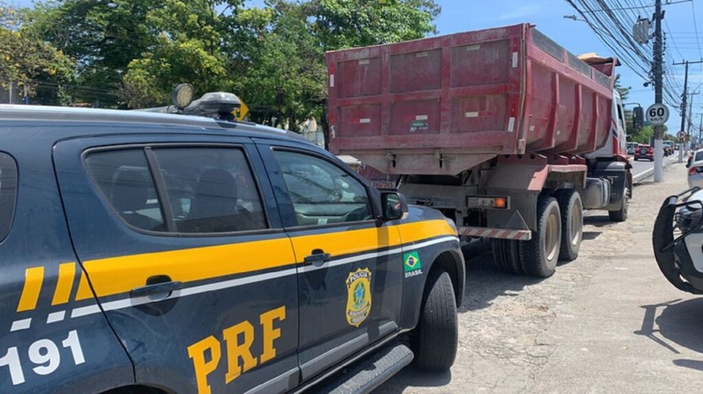 PRF recupera caminhão roubado em 2020 utilizando placa clonada do Exército