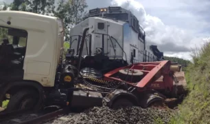 Caminhão atingido por trem