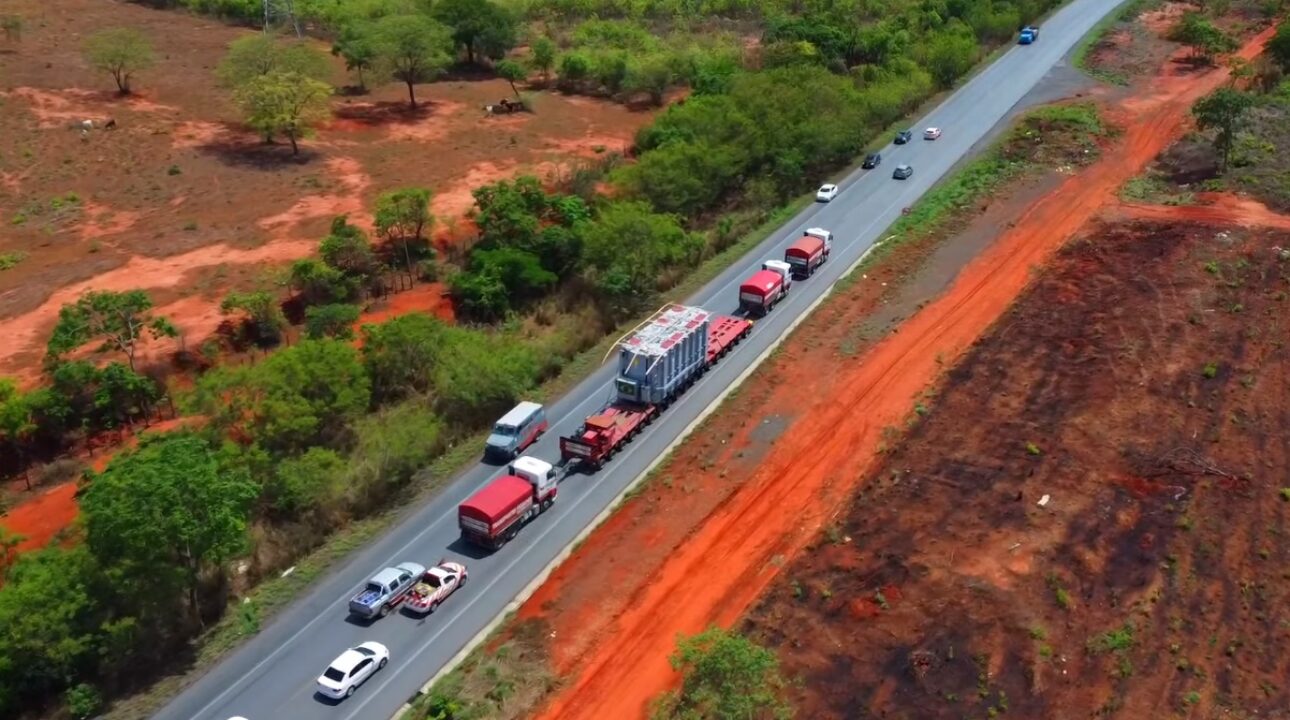 Transporte de carga inusitado é filmado por drone na BR-251