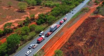 Transporte de carga inusitado é filmado por drone na BR-251