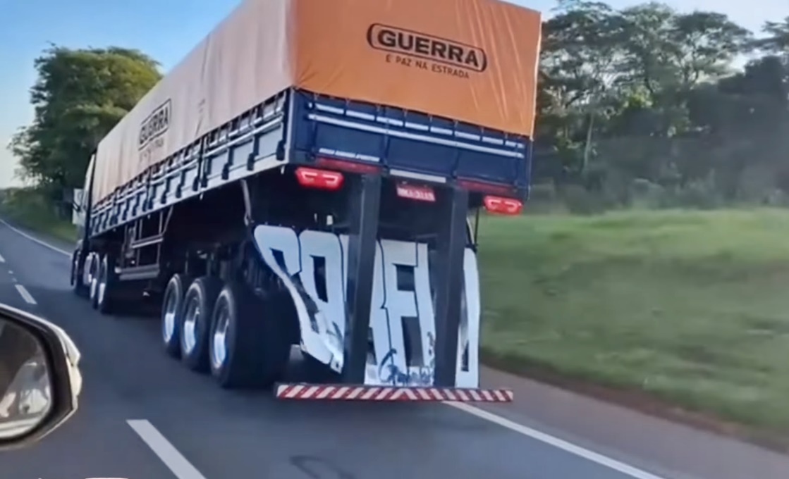 Caminhão mais arqueado do Brasil divide opiniões (fotos e vídeos)