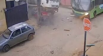 Caminhão desgovernado esmaga carro e bate em ônibus