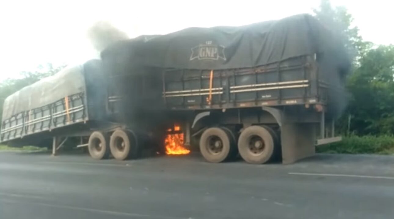 Duas carretas pegam fogo após superaquecimento nas rodas traseiras