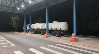 PRF flagra caminhão derramando metanol sobre a via