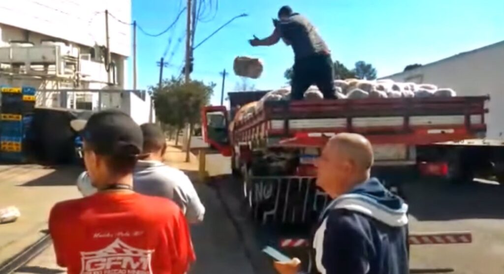 Caminhoneiro com carga no chão