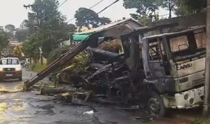 Caminhão destruido pelas chamas