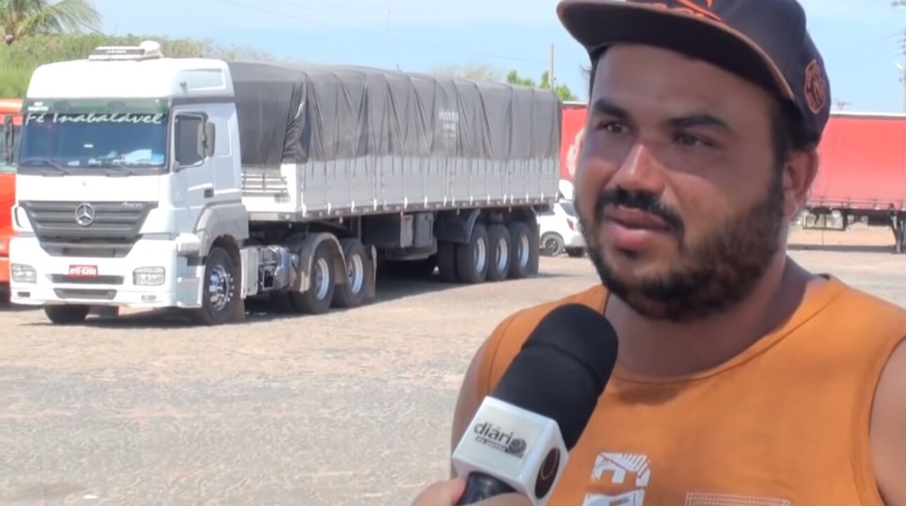 Caminhoneiro se emociona por não conseguir passar o natal em casa