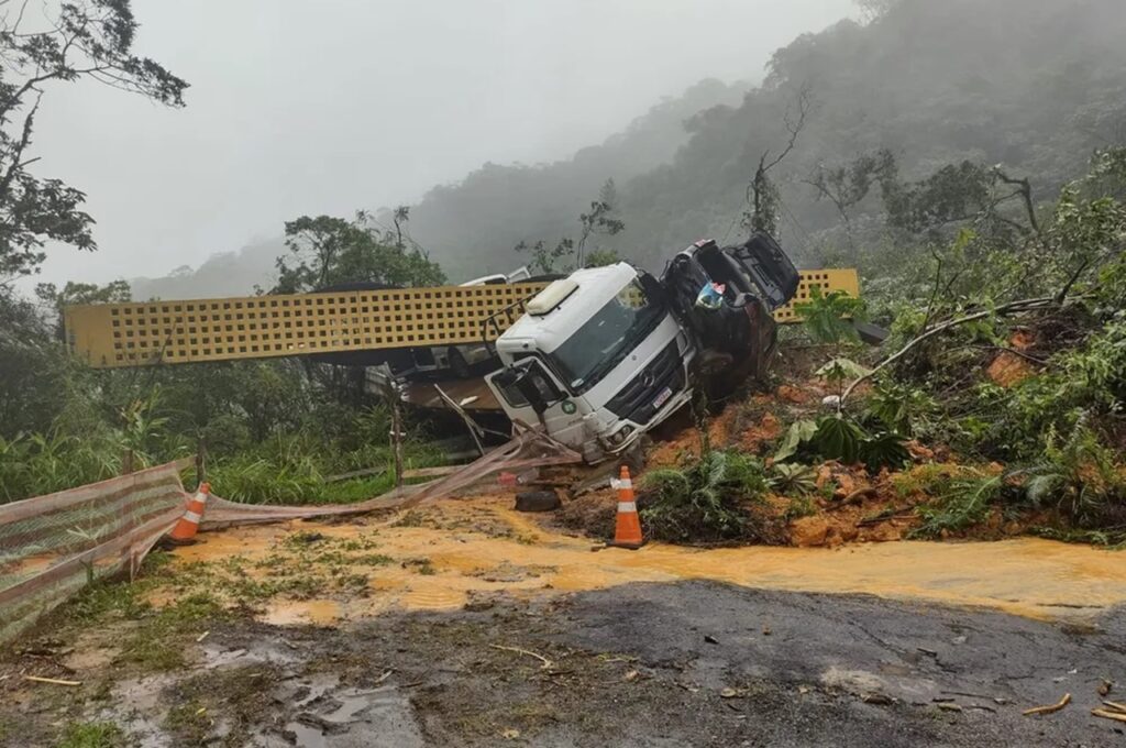 Caminhoneiro soterrado na BR-376 é resgatado com vida