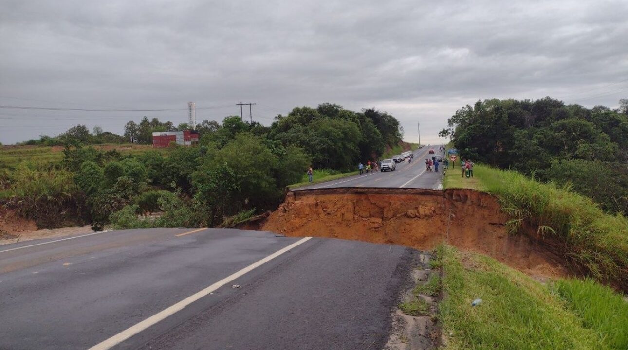 Nova cratera leva a interdição total da BR -101, no Espírito Santo