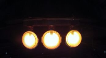 Motorista flagra caminhoneiro com foguinho na traseira do veículo e faz crítica.