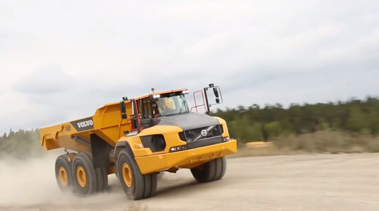 Conheça o maior caminhão basculante articulado do Brasil