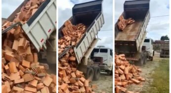 Caminhoneiro revoltado descarrega tijolos na porta da obra