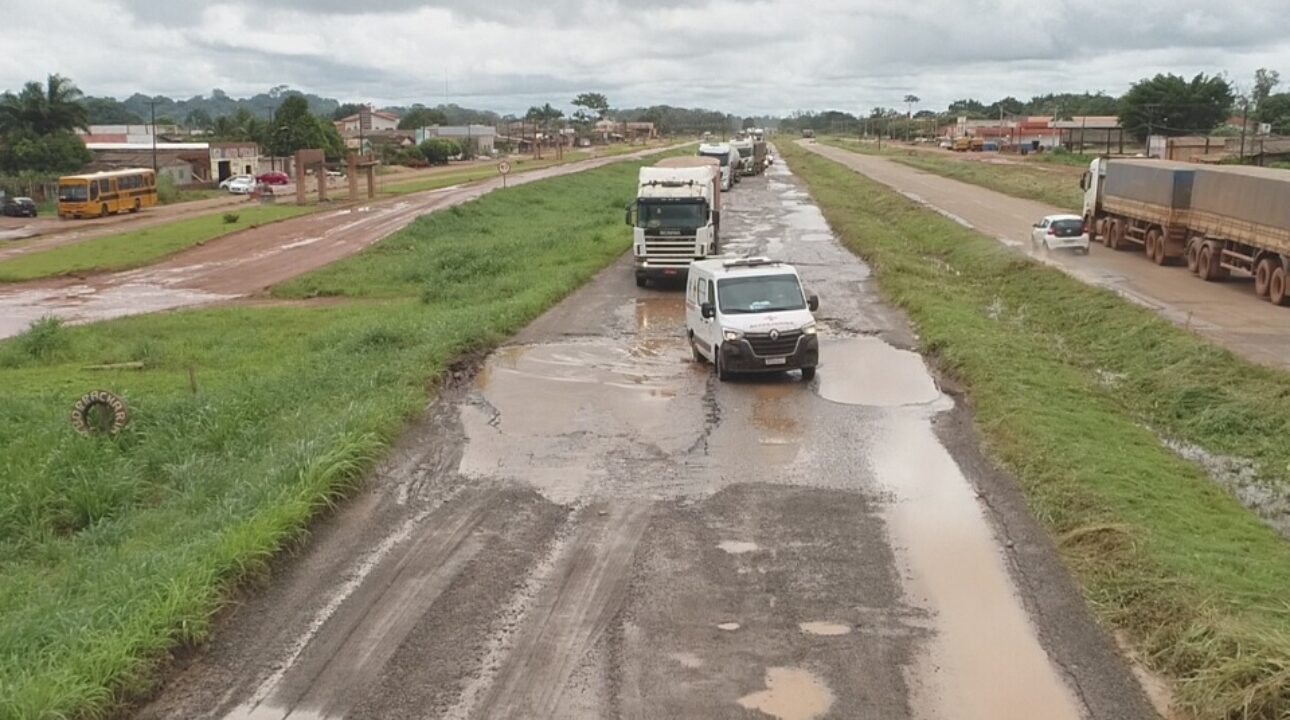 BR 364: Lama e buracos; motoristas reclamam das más condições da estrada em dois estados