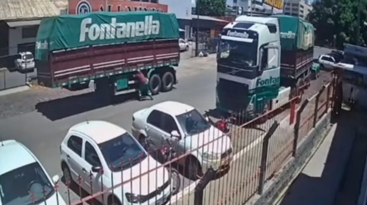 Caminhoneiro da Fontanella fica desesperado após tombamento de carreta parada