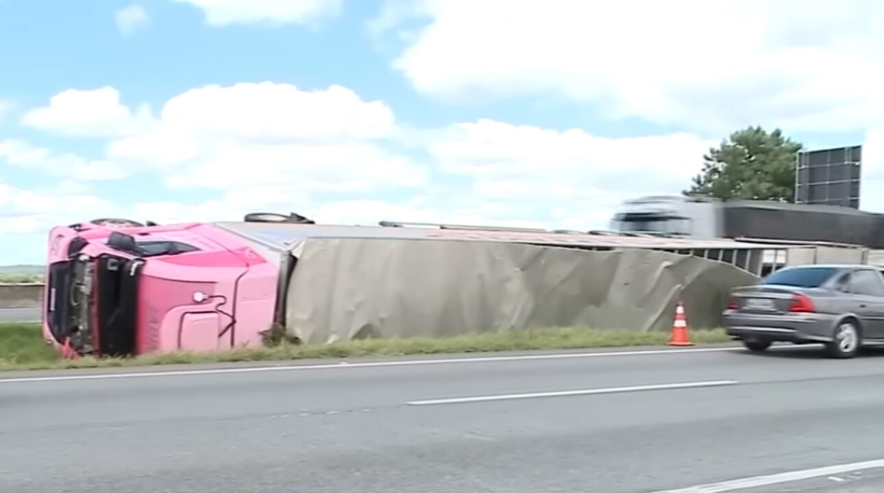 Descobrimos a caminhoneira que dirigia a carreta rosa tombada no contorno leste em São José dos Pinhais(PR)