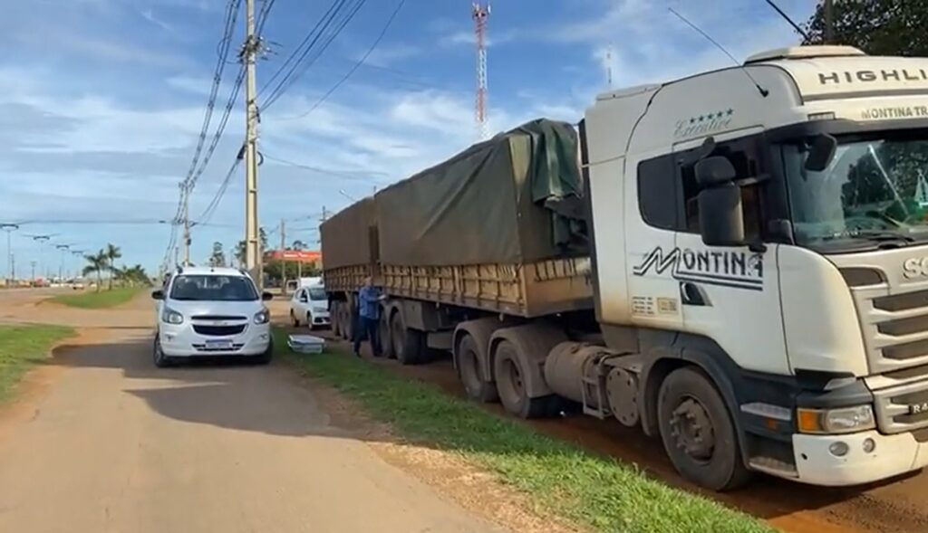 Caminhoneiro é encontrado morto em compartimento de caminhão