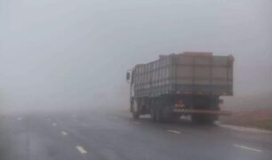 Dicas de segurança de como dirigir em trechos com neblina