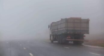 Dicas de segurança de como dirigir em trechos com neblina