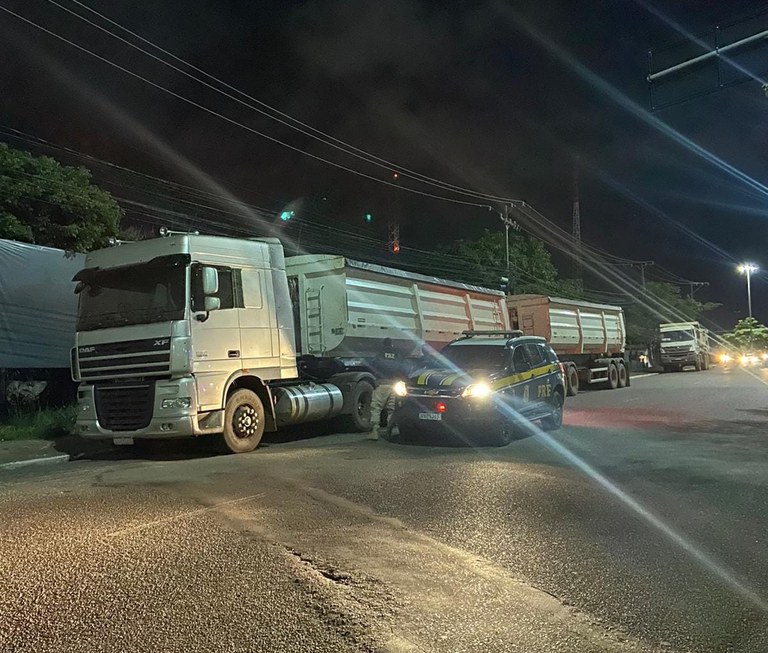 Caminhoneiro é flagrado pela PRF transportando 48 toneladas de minério ilegal