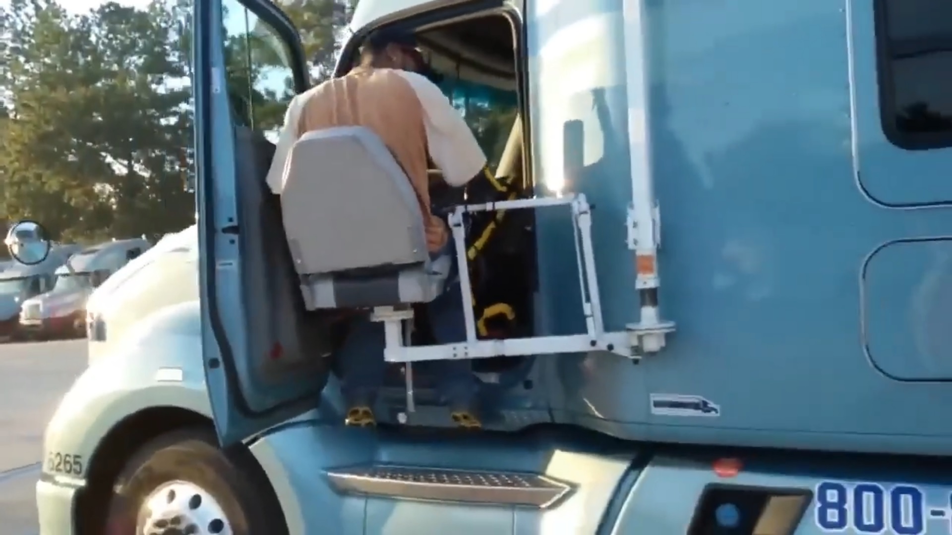 Sistema permite que motoristas paraplégicos possam embarcar e desembarcar do caminhão com facilidade