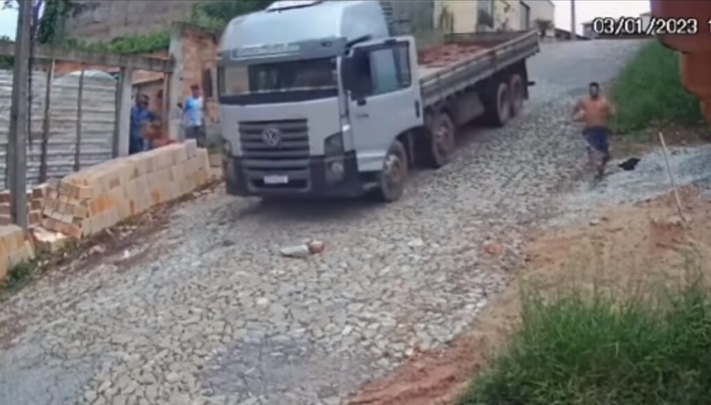 caminhão descendo sem o motorista