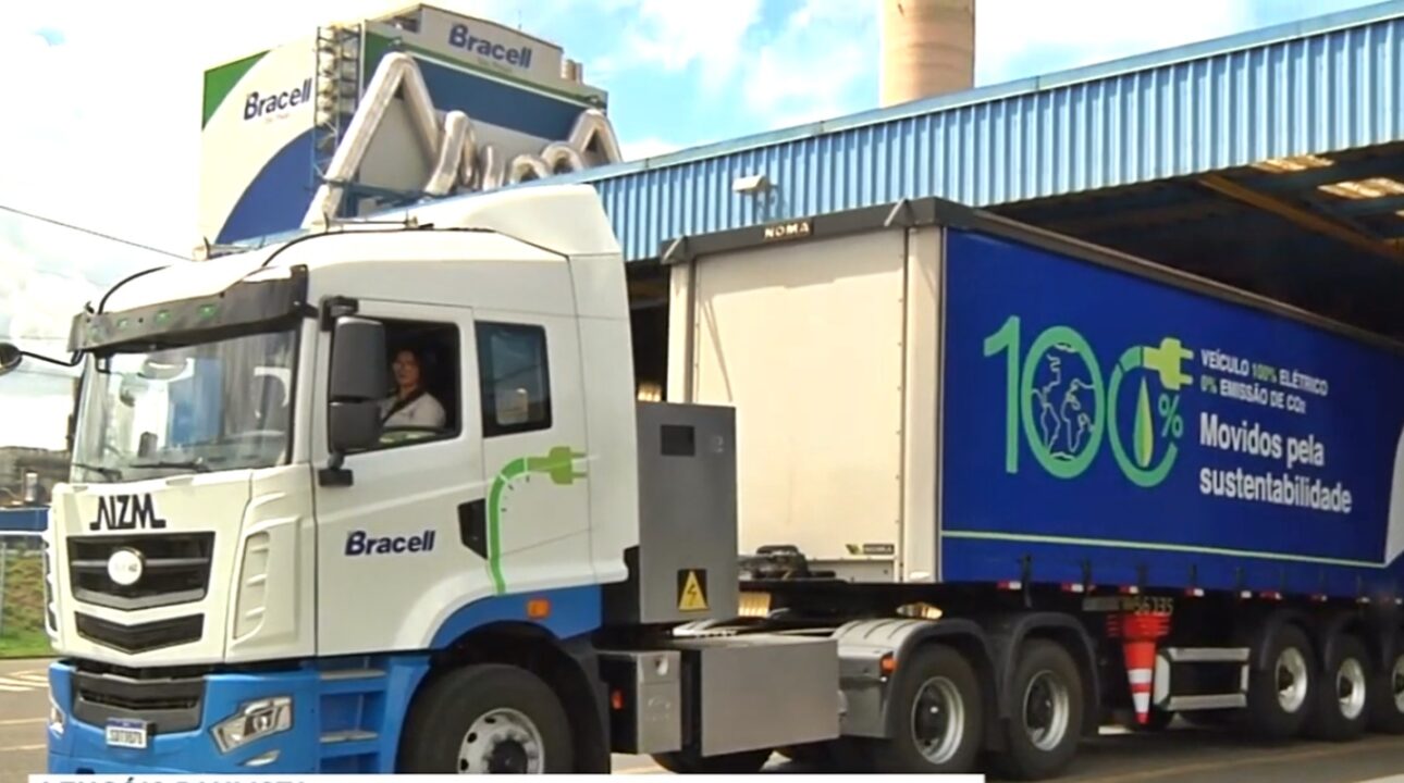 Maior empresa de celulose do mundo adota caminhão 100% elétrico operado por uma mulher