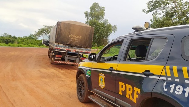 Em menos de 1 dia após o furto, PRF recupera caminhão, na Bahia