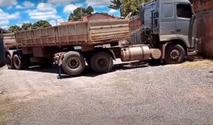 caminhoneiro manobrando o seu caminhão