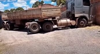 Caminhoneiro realiza manobra incrível com carreta de 30 metros