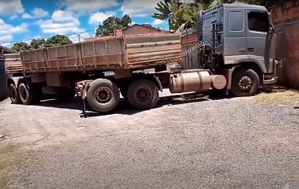 caminhoneiro manobrando o seu caminhão