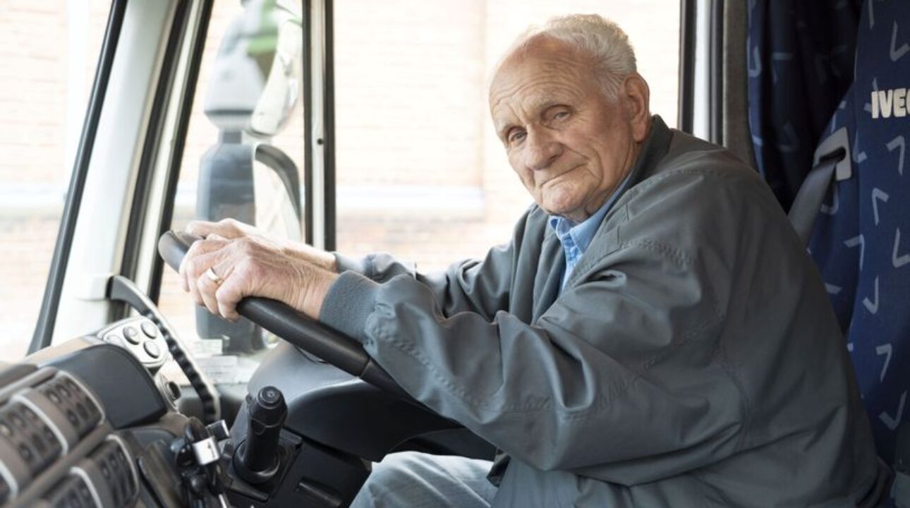 Caminhoneiro de 90 anos segue trabalhando 12 horas por dia ao volante