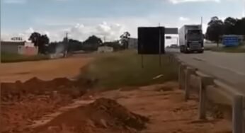 Comerciantes acusam a Via Bahia de fazer uma vala para impedir que os caminhões acessem os comércios e oficinas às margens da BR – 116