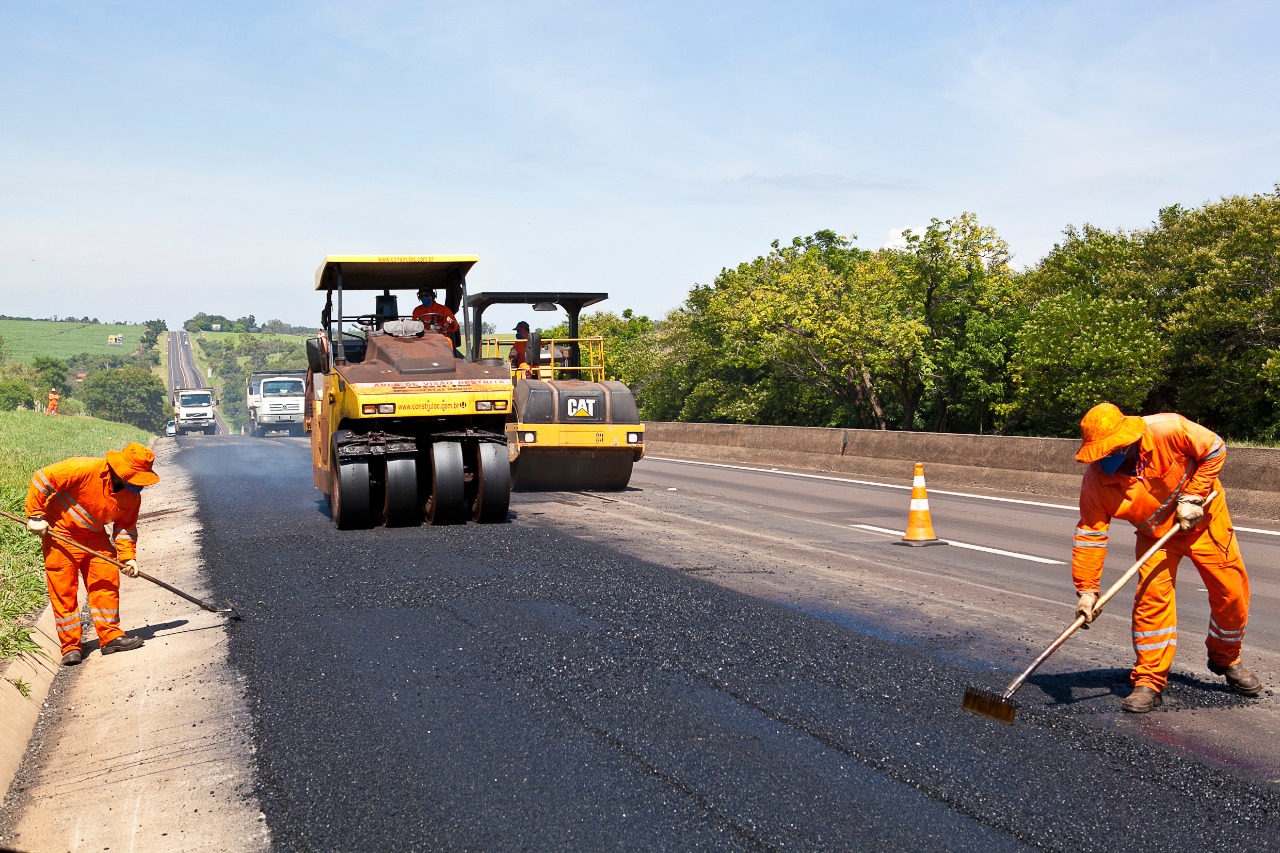 Realizando asfalto na rodovia