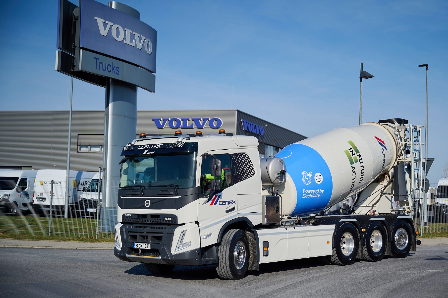 Volvo lança primeiro caminhão betoneira totalmente elétrico do mundo