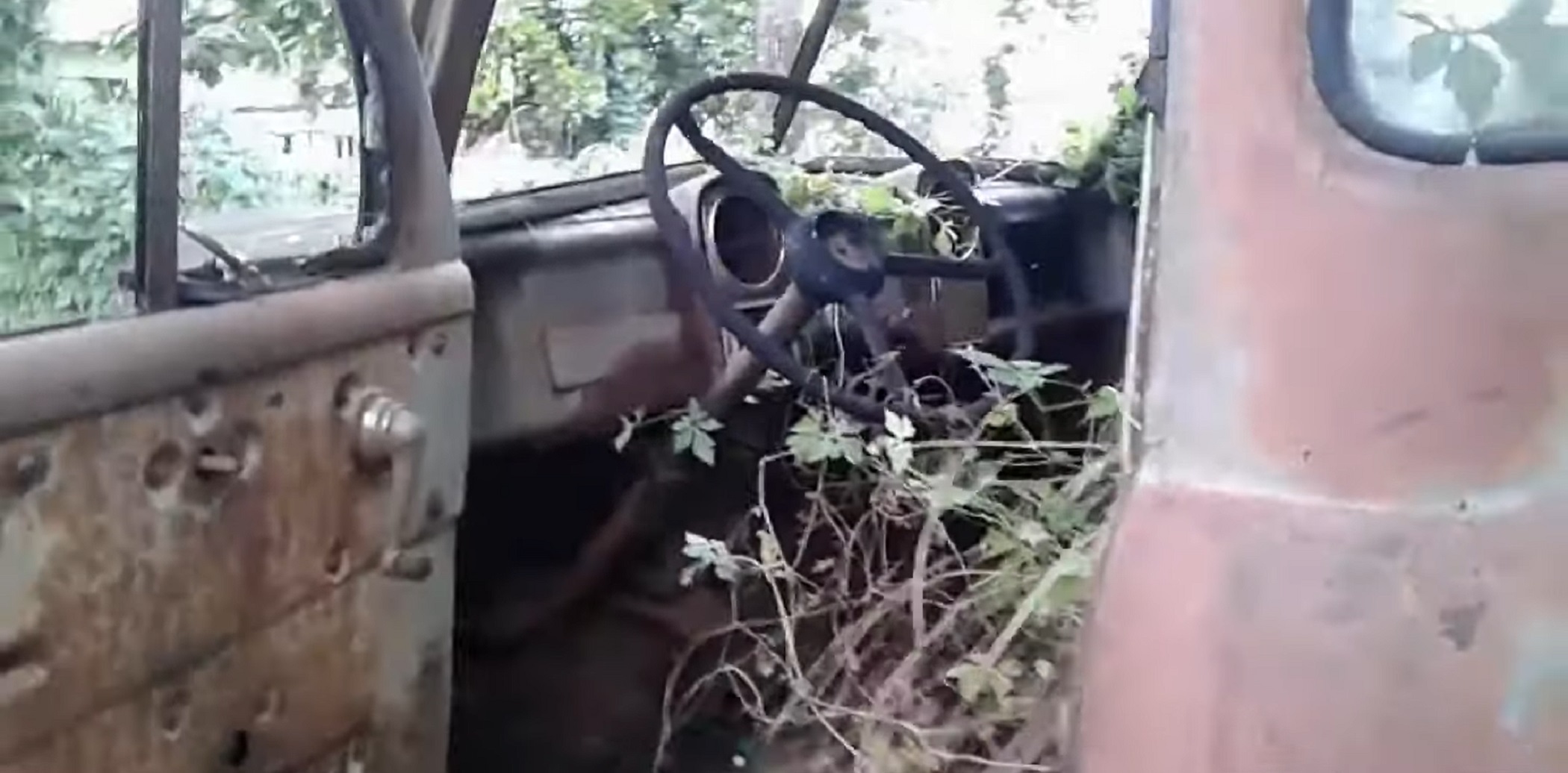 Caminhão mais antigo do Brasil é encontrado no meio do mato após 40 anos
