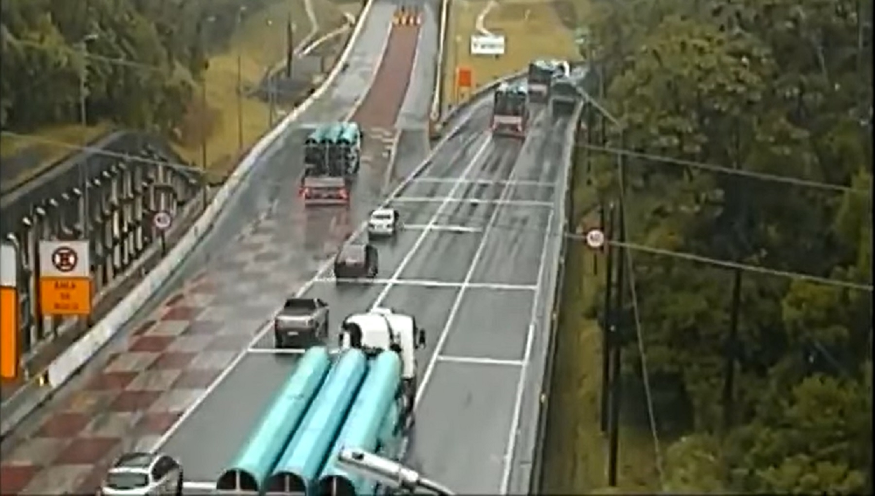 Caminhão transportando 26 toneladas acessa área de escape na BR - 376, no Paraná
