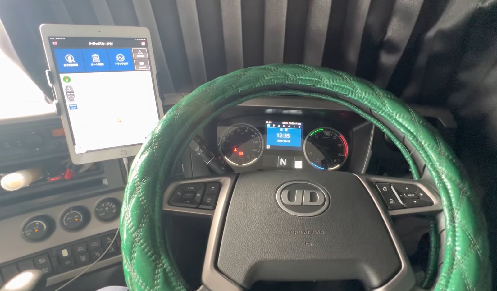 Caminhoneiro brasileiro mostra o que tem dentro da cabine de um caminhão japonês