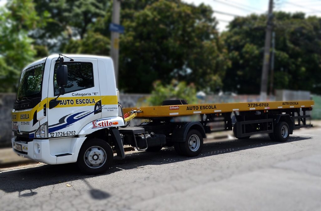 Caminhoneiro desabafa que auto escola não prepara motoristas para a realidade