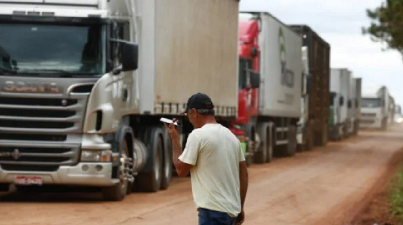 Caminhoneiro faz qualquer coisa por um sinal de wi-fi