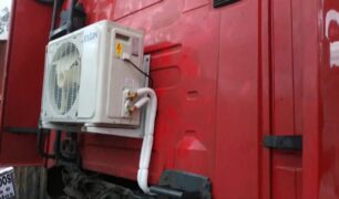 Caminhoneiro instala ar condicionado Split em um Scania